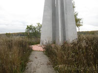 Монумент «Пять штыков»: вид «с тыла». 2010 год, октябрь.