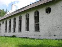 Лютеранская церковь Вуоксенранта (Vuoksenranta) — вид сбоку, стёкла в окнах разбиты. 2009 год, июль.